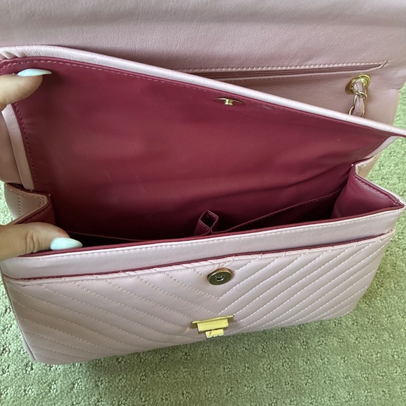 Cute pink purse with adjustable strap - Picture 4 of 4